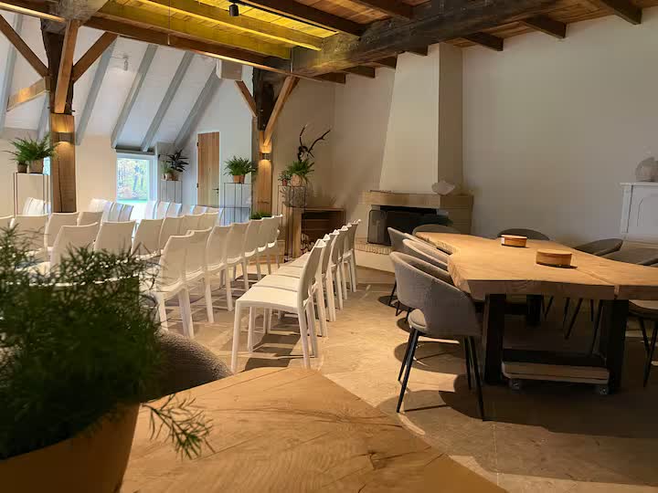Samlingssalen med sittplatser och matbord