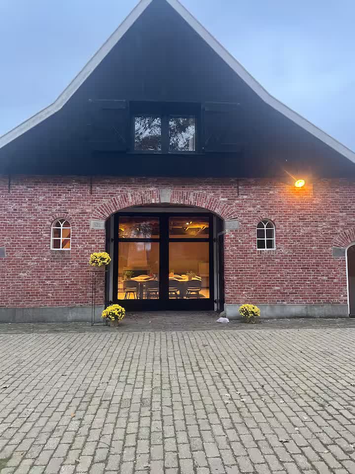 Gårdens fasad i tegel, kvällsljus