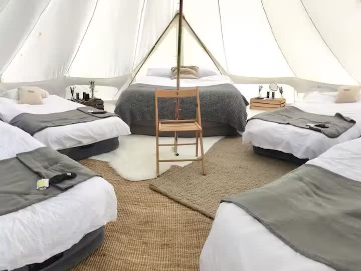Interiör i glampingtält med bäddar
