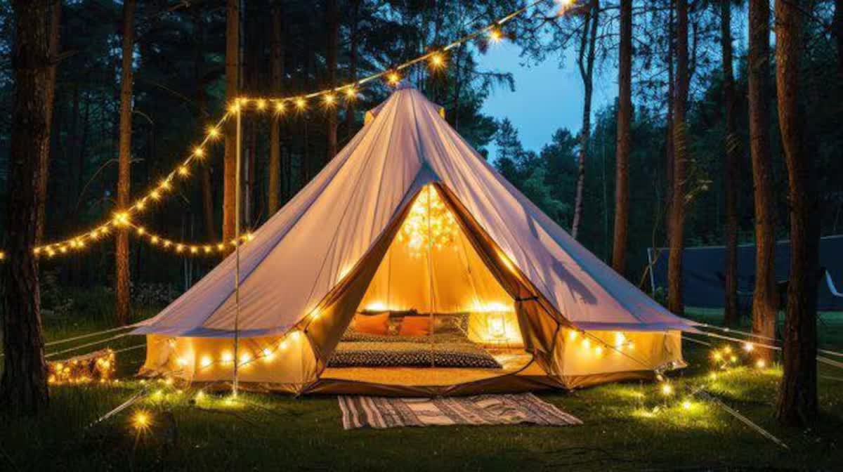 Glampingtält tänt på kvällen i skogen